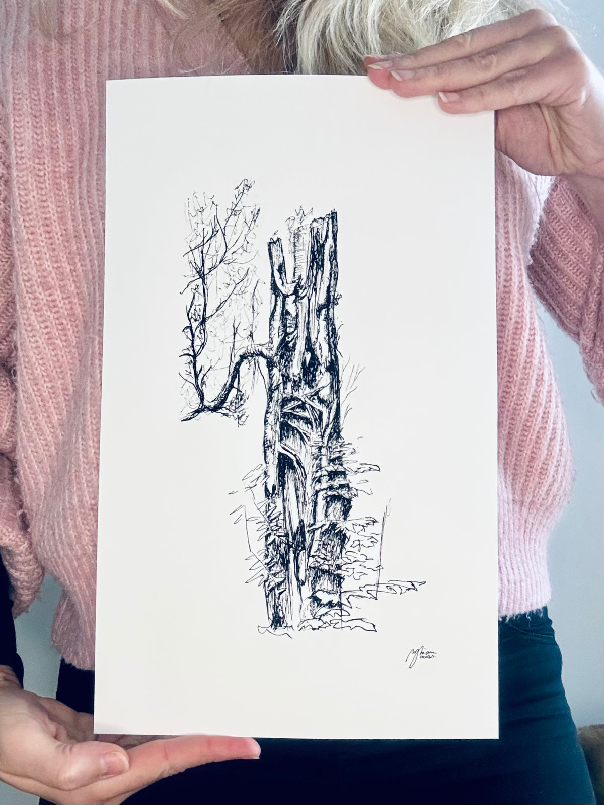 Papierdruck aus der Kollektion Still Woods in zwei Händen