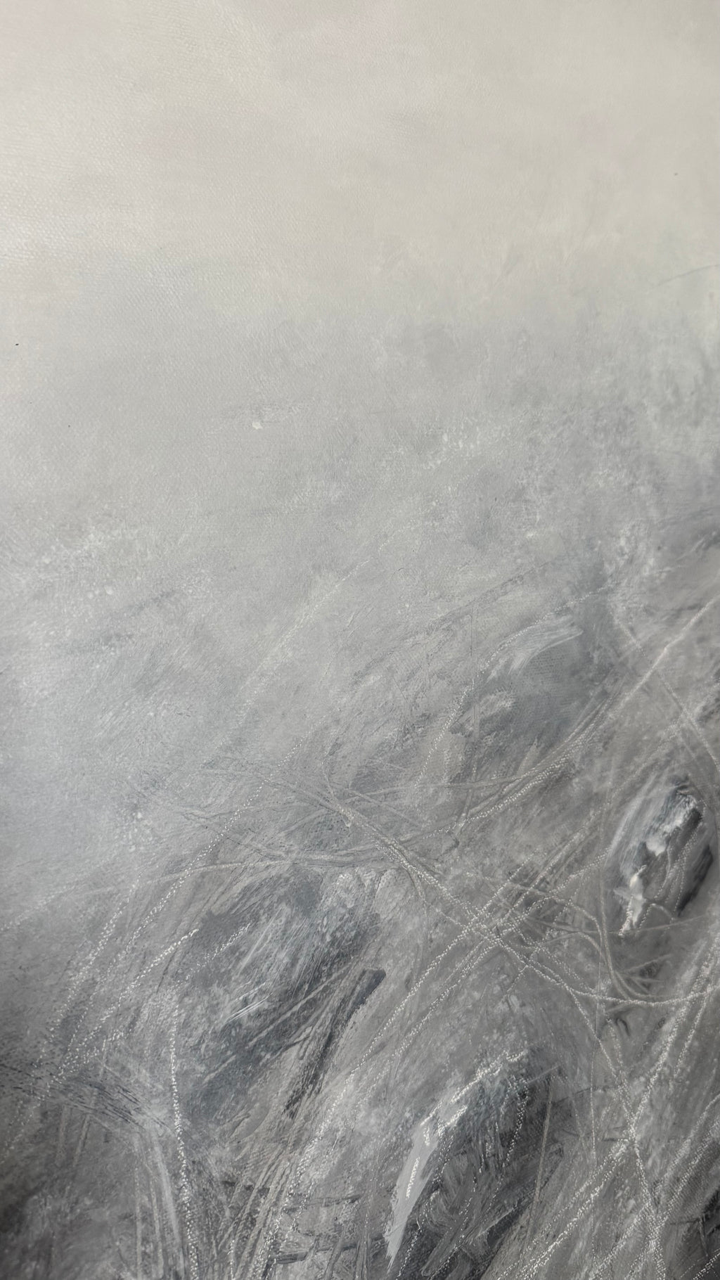 Detailaufnahme Acrylgemälde Planai Nr. 10 rot, freier Pinselauftrag in Grau- und Weißtönen mit gelbem Farbakzent