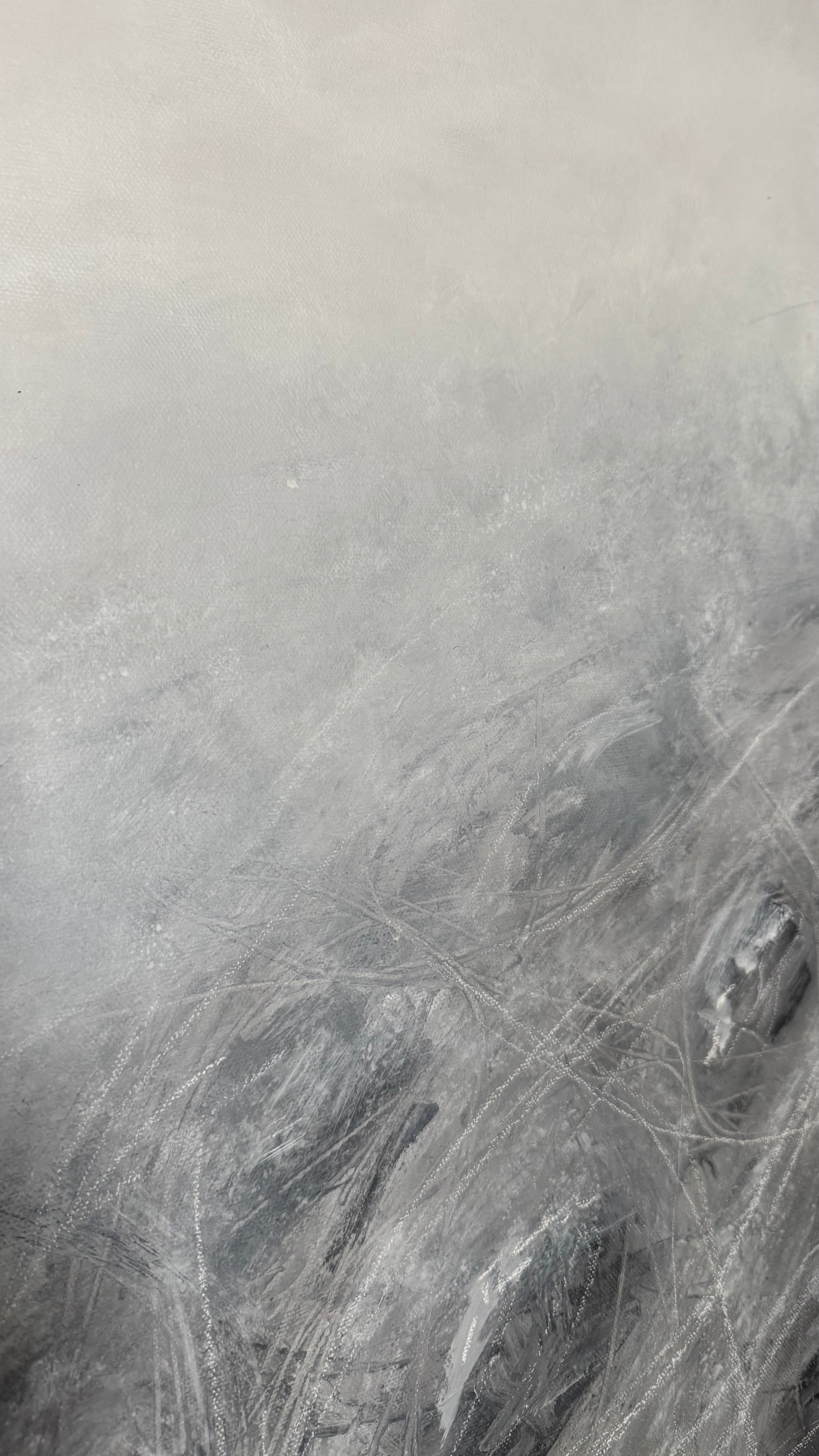 Detailaufnahme Acrylgemälde Planai Nr. 10 rot, freier Pinselauftrag in Grau- und Weißtönen mit gelbem Farbakzent