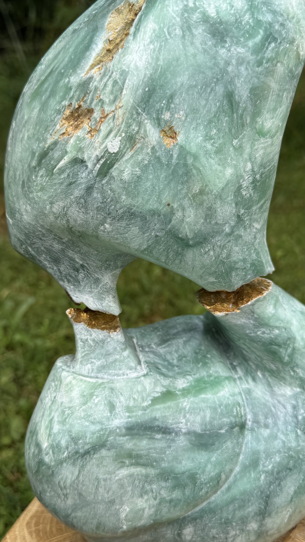 Zwei goldene Kintsugi-Fugen im türkisfarbenen Stein von Energy Flow
