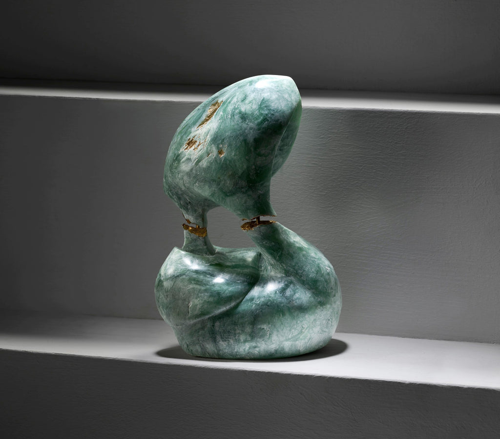 Energy Flow, Skulptur aus türkisfarbenem Stein mit goldener Kintsugi-Bruchstelle im Studiolicht