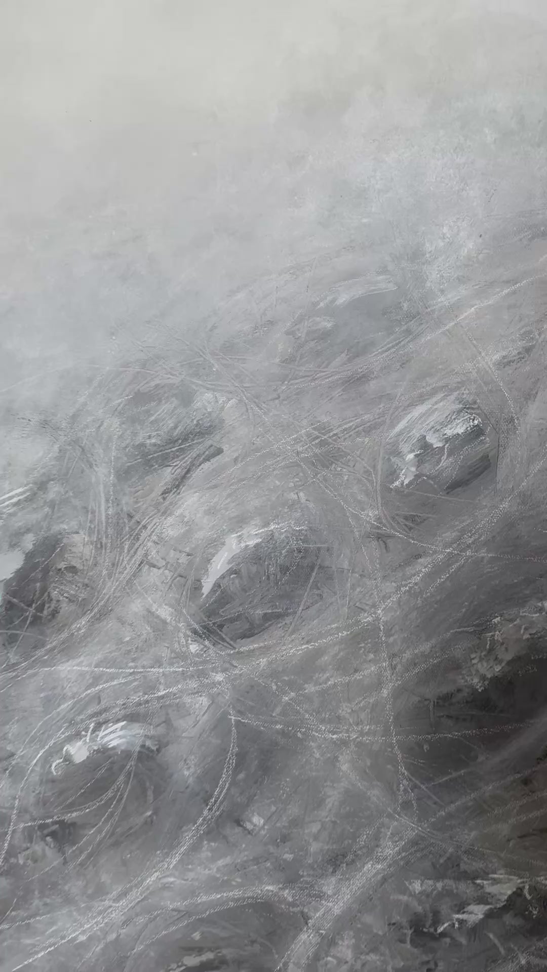 Detailaufnahme Acrylgemälde Planai Nr. 10 rot, freier Pinselauftrag in Grau- und Weißtönen mit gelbem Farbakzent