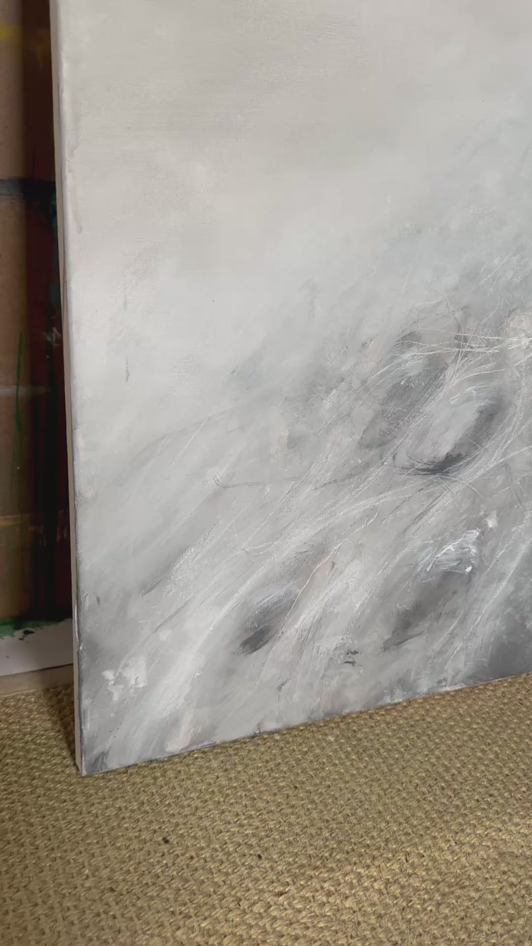 Detailaufnahme Acrylgemälde Planai Nr. 10 rot, freier Pinselauftrag in Grau- und Weißtönen mit gelbem Farbakzent